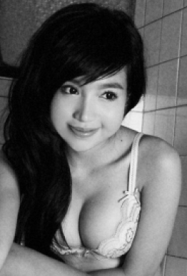 MAKI exclusive Black hair Manchester escort based in 