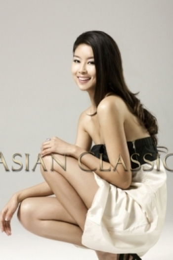 Exclusive Black haired London escort LUCY is 5'7