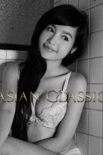 Exclusive Black haired London escort MAKI is 5'6