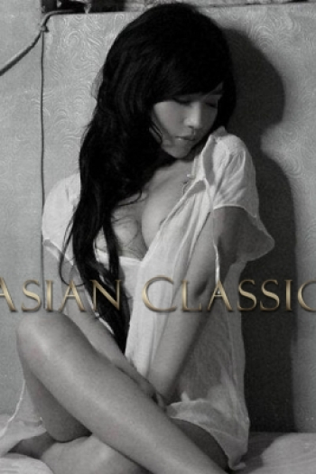Exclusive Black haired London escort MAKI is 5'6