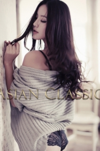 Exclusive Dark Brown haired London escort OMIKA is 5'6